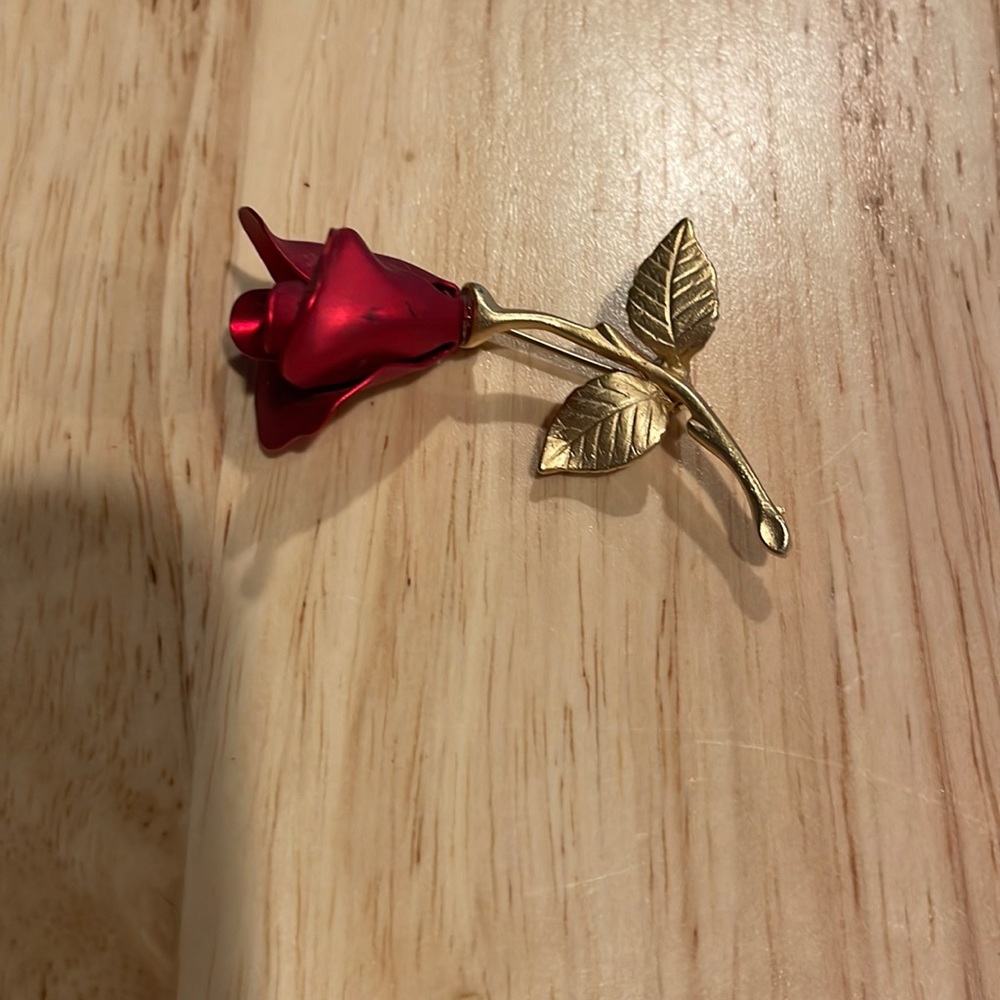 Beautiful vintage rose pin.